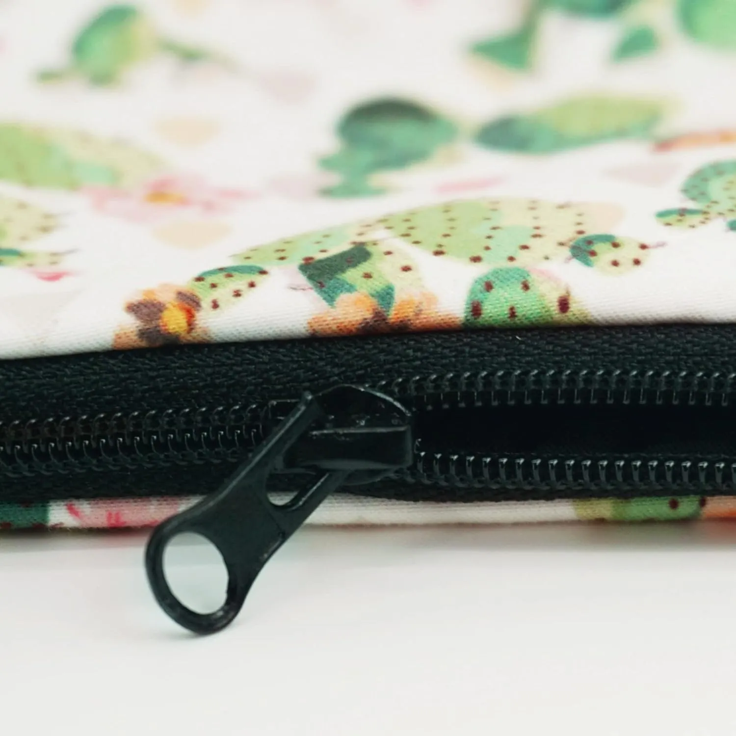 Cosmetic Bags for Women Small Cute Lovely Succulent Cactus Makeup Bag for Purse Travel Toiletry Bag Accessories Organizer Zipper Pouch Gift Idea White