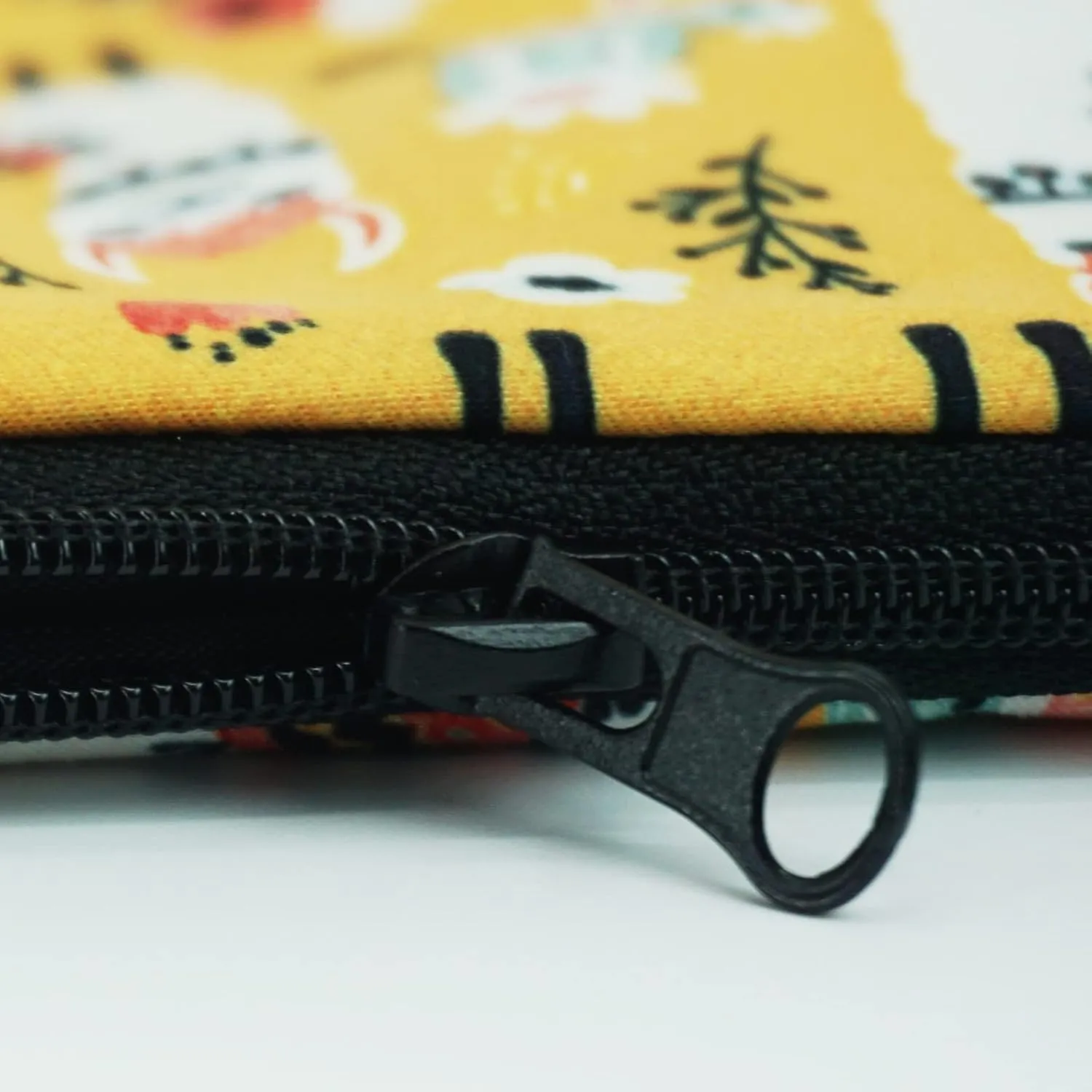 Cosmetic Bags for Women Small Lovely Llama and Cacti Makeup Bag for Purse Travel Toiletry Bag Accessories Organizer Zipper Pouch Gift Idea Yellow