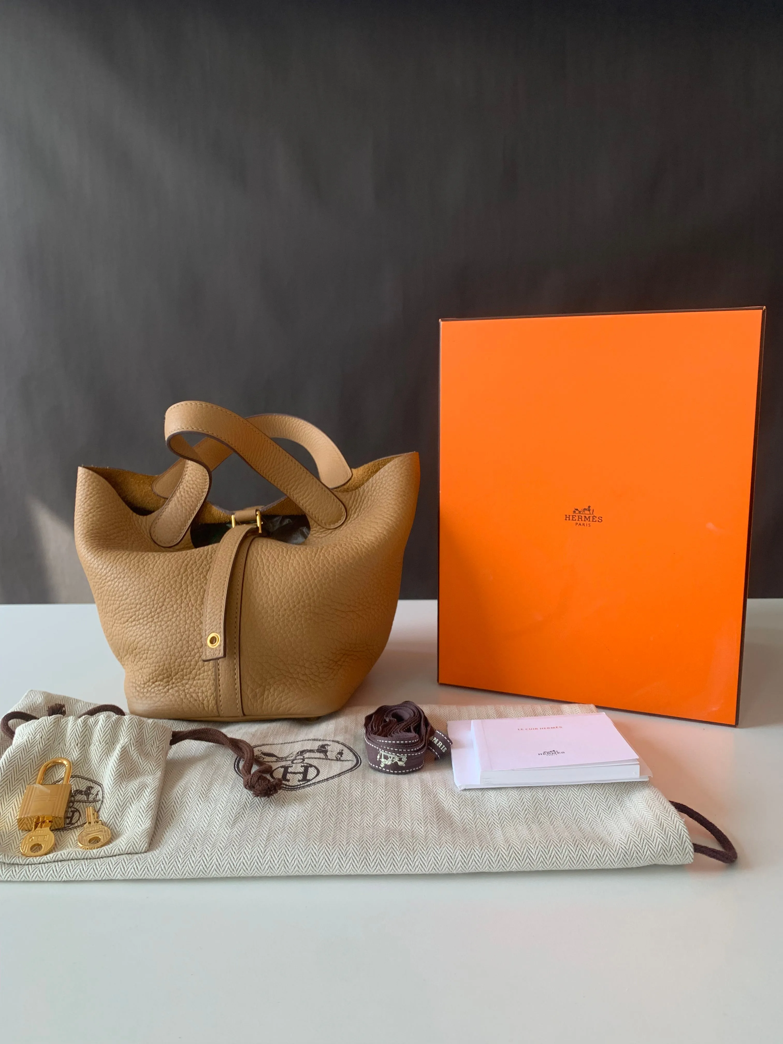 <b> HERMES</b> <br>Picotin 18